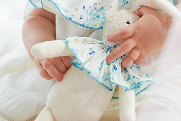 うさぎの耳や手足は赤ちゃんの小さな手でも握りやすい細さにしています
