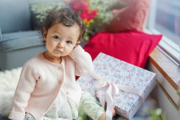 冬生まれの子への出産祝いにぴったりのカーディガン・トップス・パンツのセット