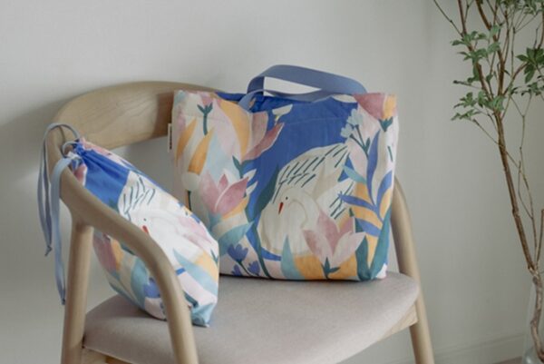 Lake in bloom 湖のほとりで白鳥が春の始まりを喜ぶ様子