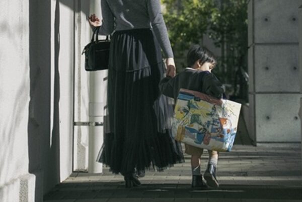 背中をそっと押してくれる物語のあるデザインをのせた通園通学グッズ