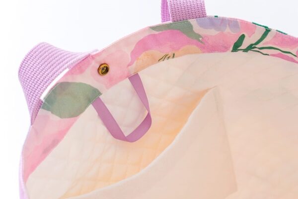 「机にかけても床につかない」短いループ付きのレッスンバッグ